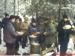 Po zakończeniu polowania w uroczysku Krasne Groble, wspólny obiad wydany na cześć byłego premiera Włodzimierza Cimoszewicza. Bigos wydaje ceniony leśniczy Jerzy Pańkowski, członek tutejszego Koła. Rok 1988
