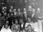 Środkowy rząd od lewej: Michał i Aleksander Gryc (syn i ojciec). Na dole trzecia od lewej Luba Adamiuk (później Bołbot), a piąta (na dole) Walentyna Gryc (później Sajewicz). Dwaj duchowni to ks. Jan Nowik (proboszcz) i ks. Aleksander Nowik (wikary). Zdjęcie zrobione w latach czterdziestych po wojnie.