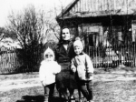 Szymaniuk Olga z wnuczkami: Studzińskie Irena i Beata