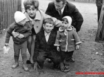 Od lewej: Kardasz Walentyna (zd. Oniskiewicz), Oniskiewicz Grzegorz oraz dzieci: Omiskiewiczowie Sławek, Anatol i Ewa