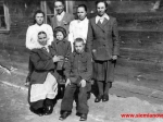 Siedzi Szymaniuk Olga. Stoją jej dzieci. Od lewej: Lidia, Julian, Katarzyna i Maria. Siedzi syn Katarzyny Mikołaj. Na stołku stoi córka Marii Wiesia